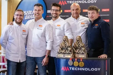 Martin Macík (uprostřed) s týmem MM Technology po Dakaru