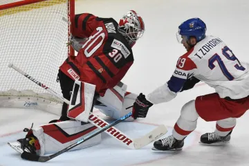 Tomáš Zohorna zkouší blafákem překvapit brankáře Kanady Murrayho