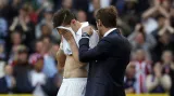 André Villas-Boas utěšuje Garretha Balea