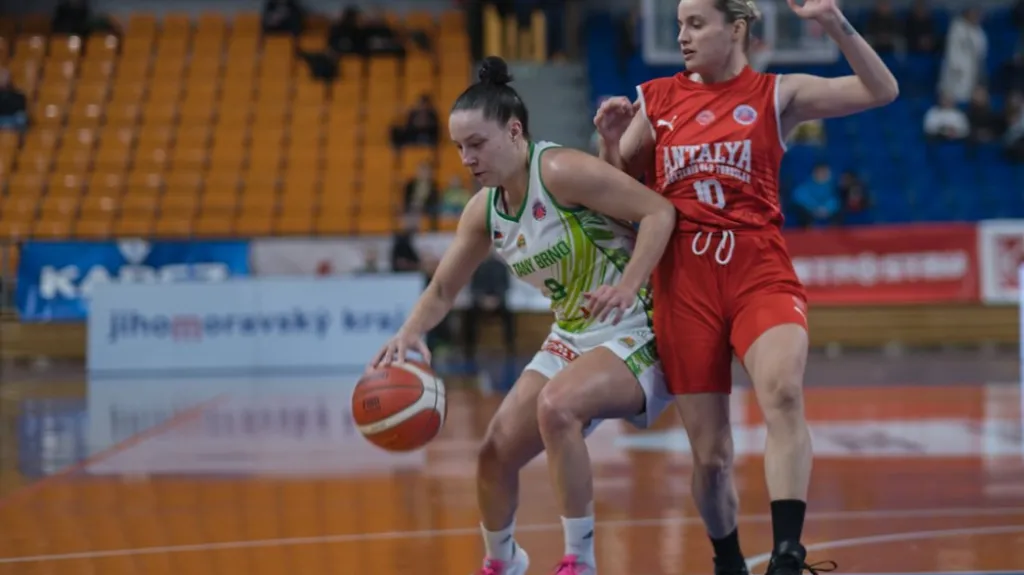 Basketbalistka KP Brno Karolína Šotolová v utkání proti Antalyi