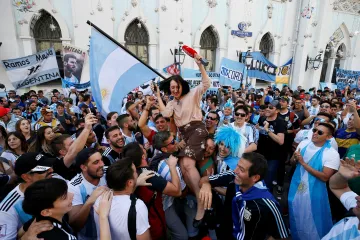 Fotbalová reportérka v obležení argentinských fanoušků