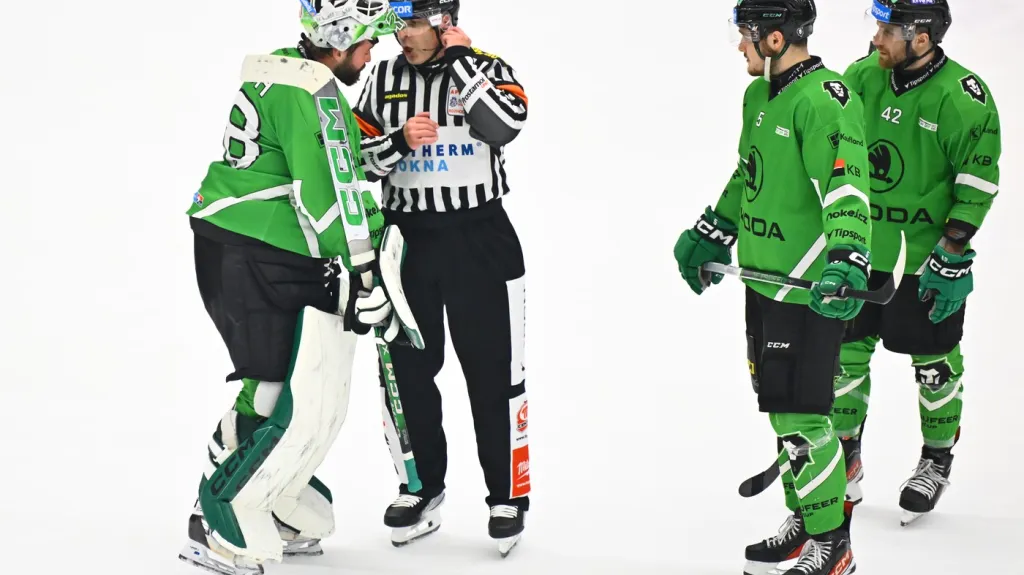 Dominik Furch v diskusi s rozhodčími