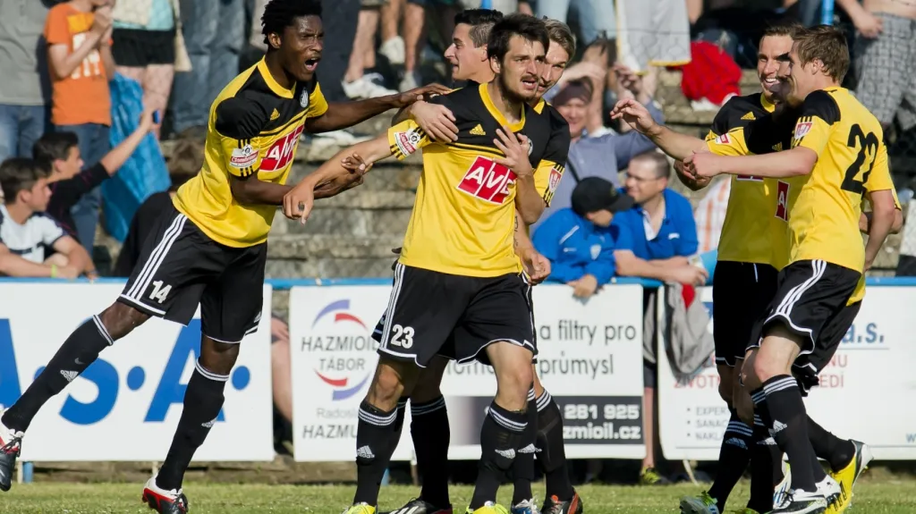 Slavící fotbalisté Českých Budějovic