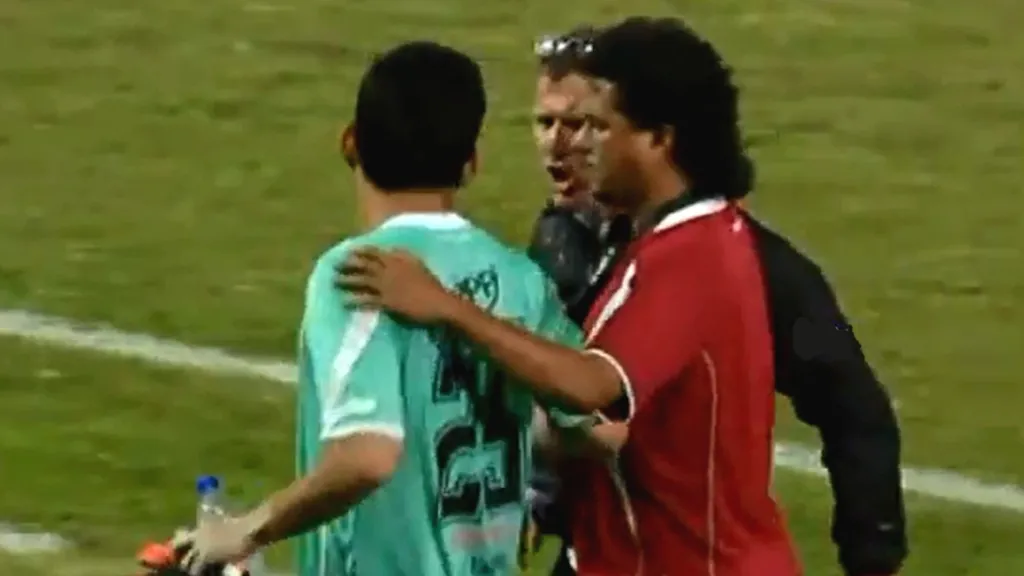 Gólman Sharbinee Allawee v hádce s Peterem Butlerem