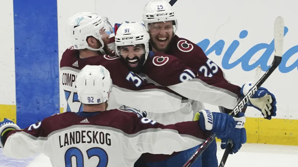 Nazem Kadri (91) slaví s hráči Colorada vítězný gól ve finále s Tampou