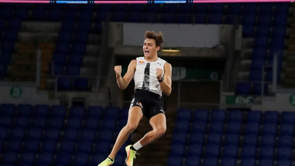 Armand Duplantis překonává laťku ve výšce 615 centimetrů