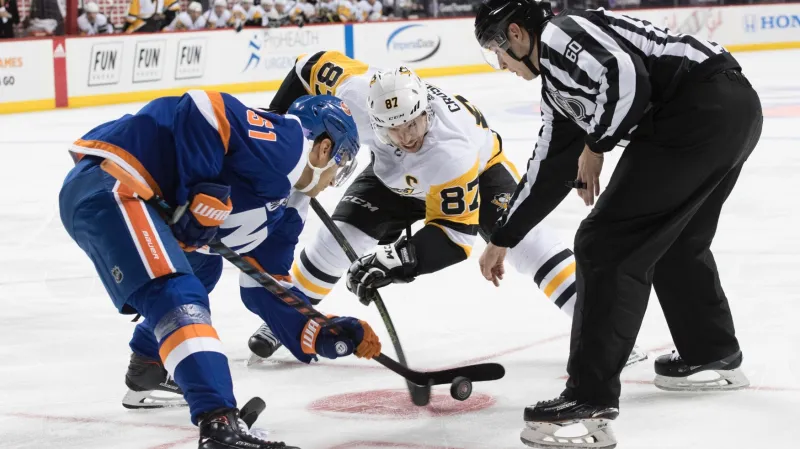 Sidney Crosby z Pittsburghu na buly proti Valtterimu Filppulovi z NY Islanders