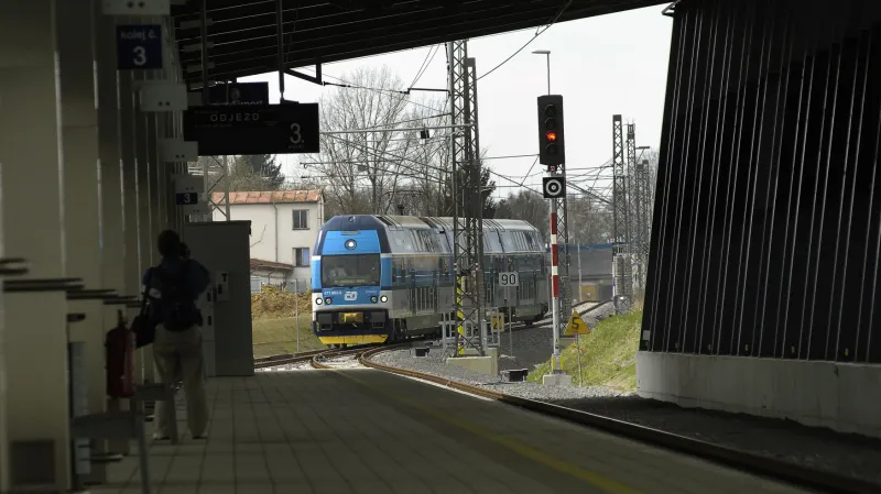 Příjezd vlaku na mošnovské letiště