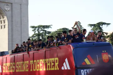 Španělští mistři světa projíždí Madridem v autobusu s trofejí