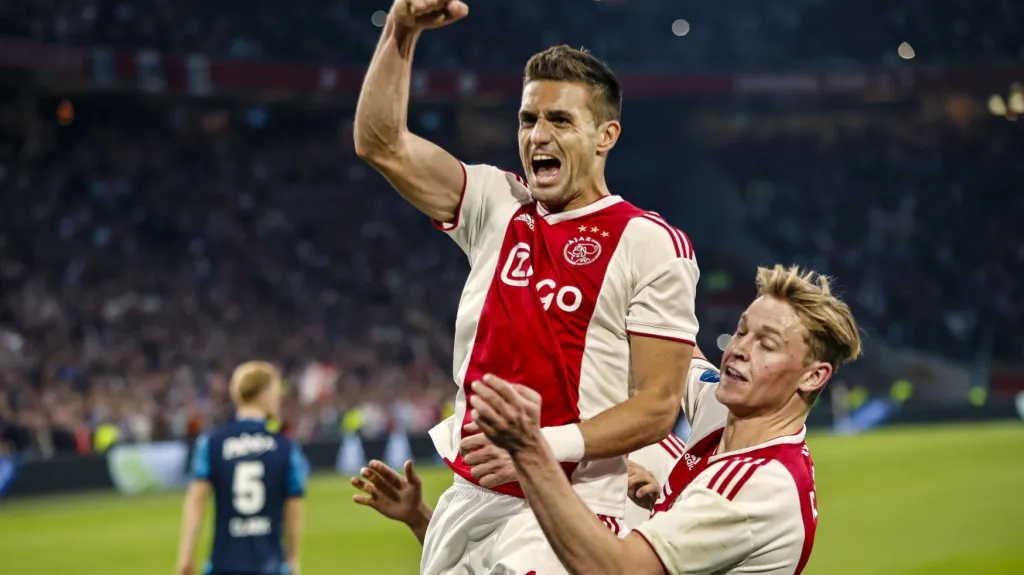 Dušan Tadič a Frenkie de Jong se radují z gólu Ajaxu Amsterdam