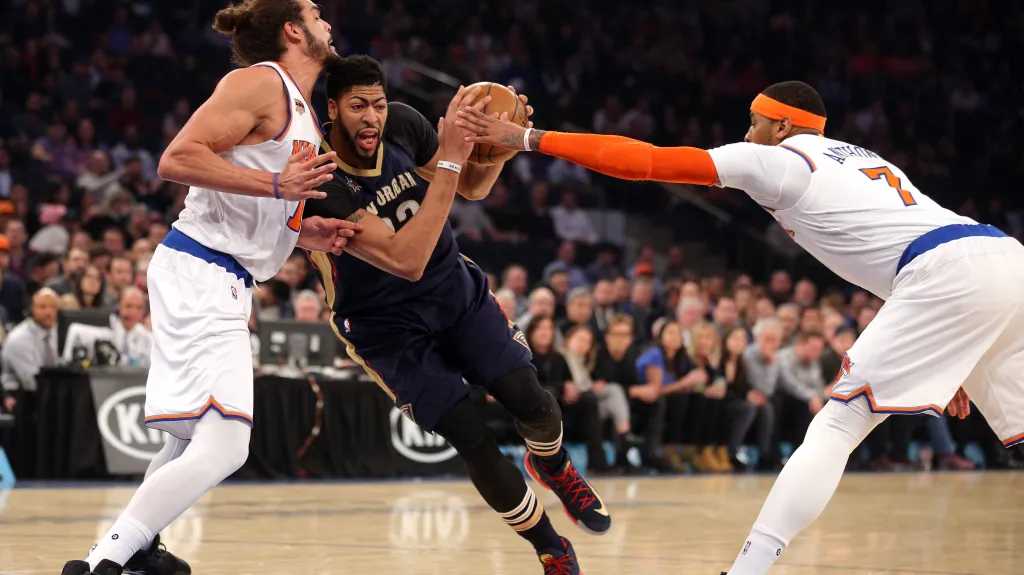 Anthony Davis z New Orleans se snaží prosadit proti New Yorku