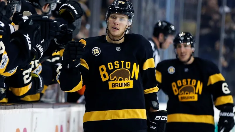 David Pastrňák z  Bostonu slaví další branku s Bradem Marchandem