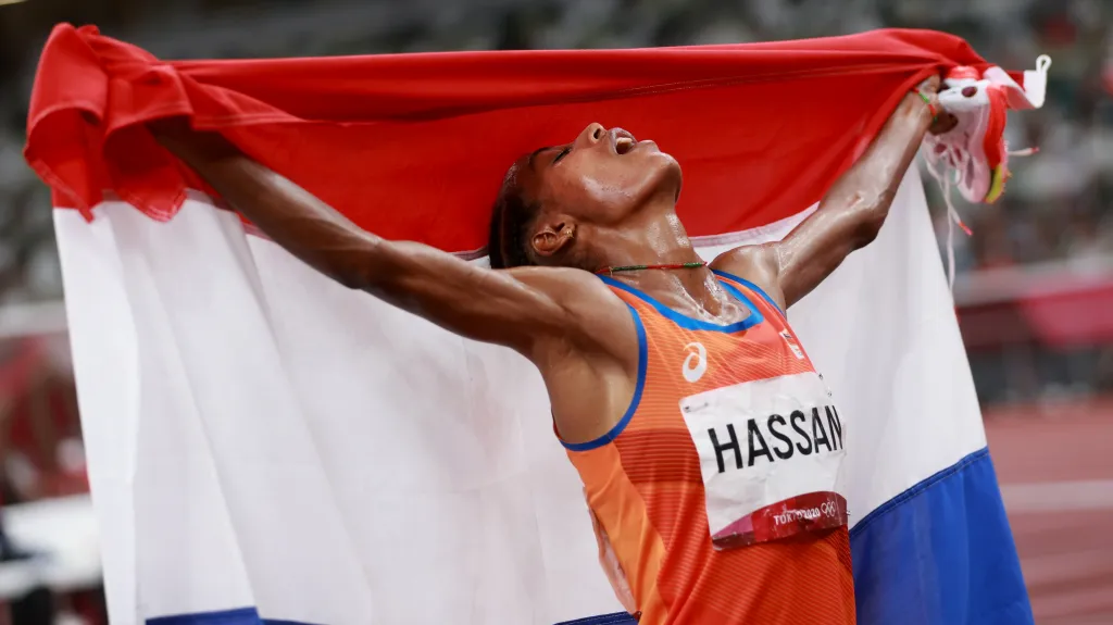 Sifan Hassanová z Nizozemska slaví výhru v olympijském závodě na 5 km