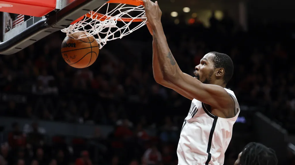 Kevin Durant z Brooklynu smečuje do koše v utkání NBA