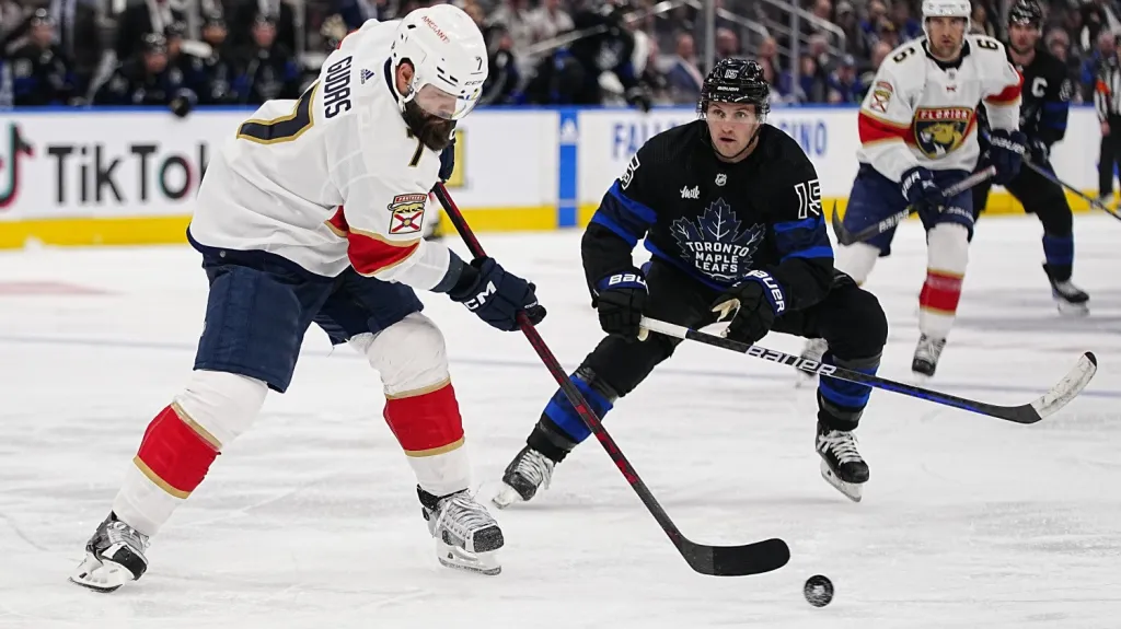 Radko Gudas v utkání s Torontem