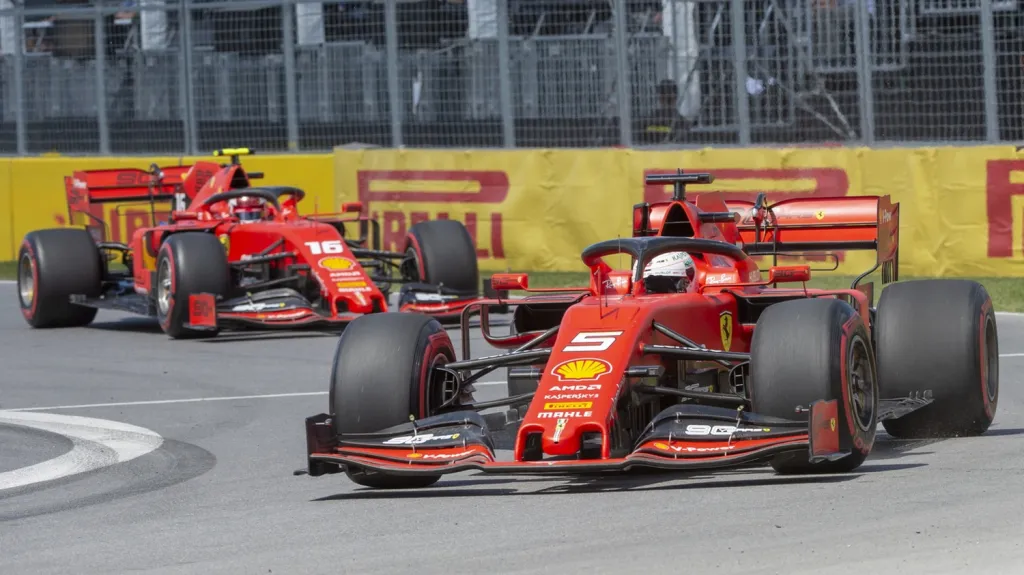 Vozy Ferrari při tréninku na Velkou cenu Kanady