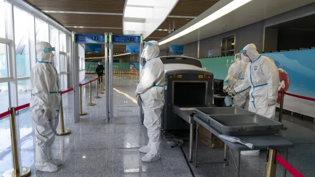 Olympionici odlétají do Pekingu. Hrozbou je omikron