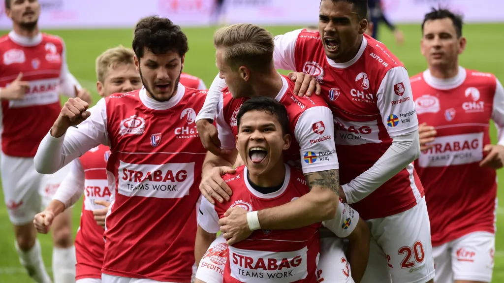 Ewerton se raduje se spoluhráči z Pardubic z gólu