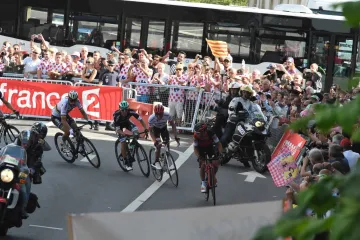Richie Porte se ohlíží na Alberta Contadora v závěru třetí etapy