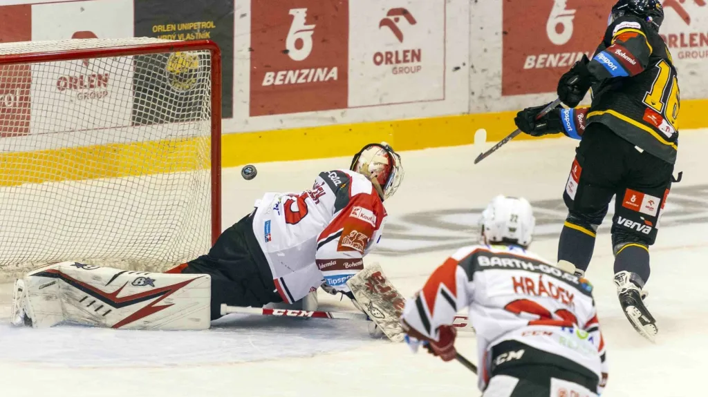 František Lukeš z Litvínova střílí gól do sítě Pardubic