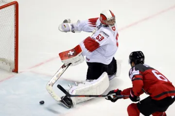 Mark Stone z Kanady rozhoduje čtvrtfinále MS proti Švýcarsku