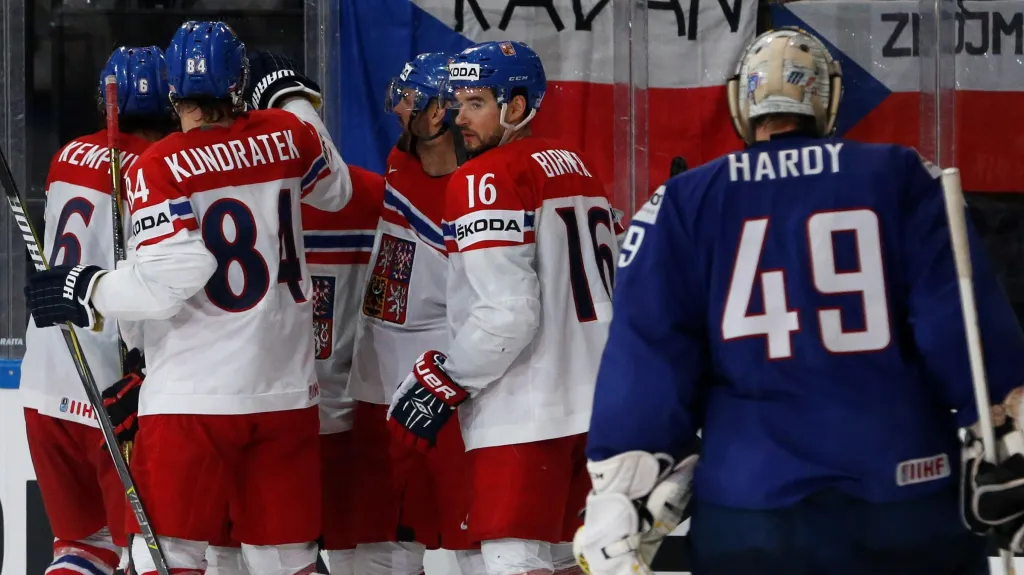 Čeští hokejisté se radují z gólu proti Francii 