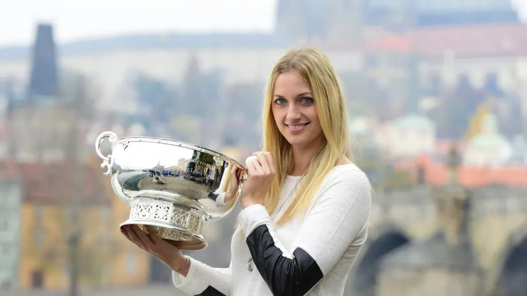 Petra Kvitová s trofejí pro vítězky Fed Cupu