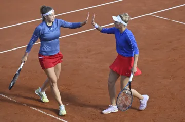 Karolína Muchová a Markéta Vondroušová v zápase proti Veké Británii