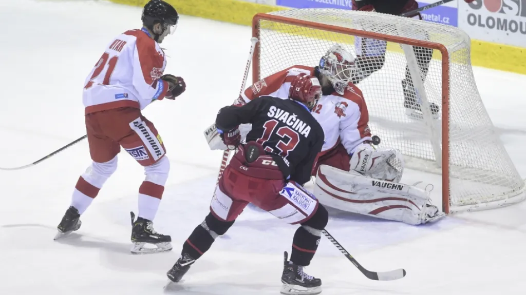Třinecký Vladimír Svačina v šanci proti Branislavu Konrádovi z Olomouce