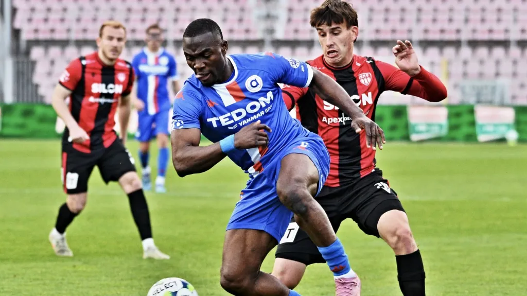 Quadri Adebayo Adediran z Artisu si kryje míč před Tomášem Hákem z Táborska