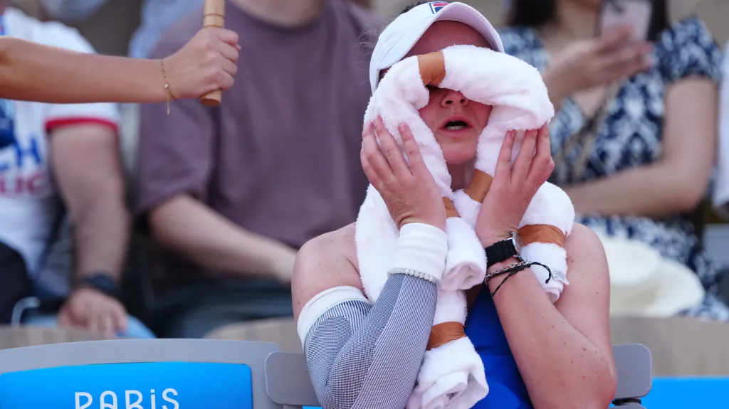 Barbora Krejčíková se snaží zchladit při vedrech v Paříži