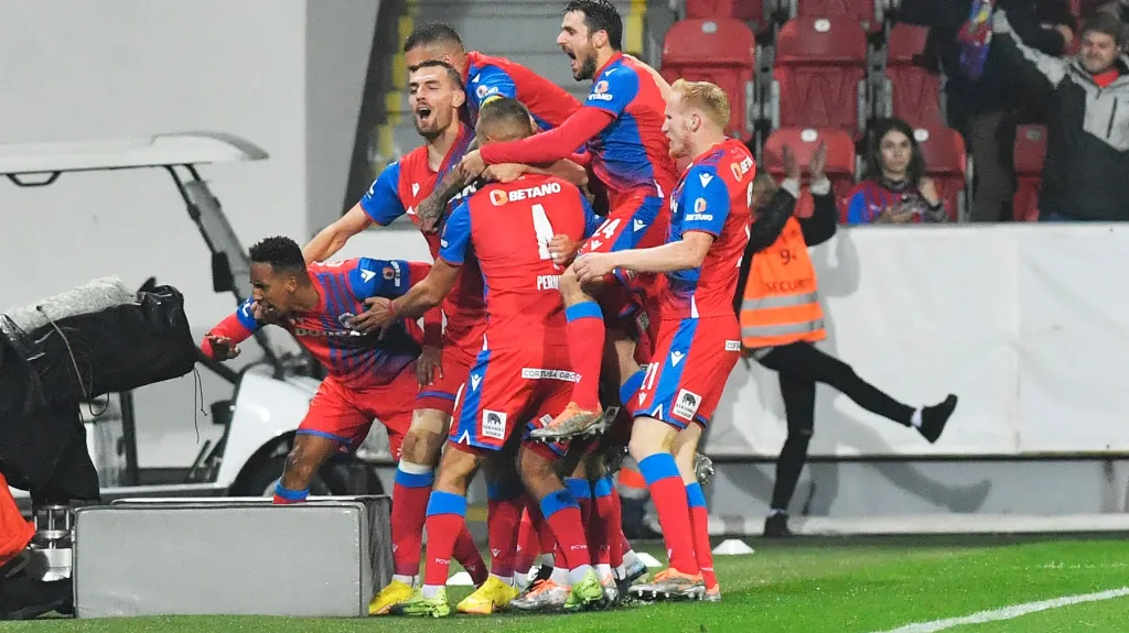 Fotbalisté Plzně oslavují gól proti Slavii