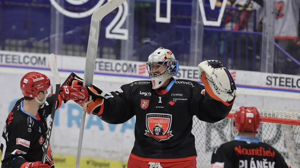 Hokejisté Mountfieldu v čele s brankářem Lukášem Paříkem slaví postup do čtvrtfinále