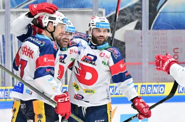 Hokejisté Pardubic se radují z gólu