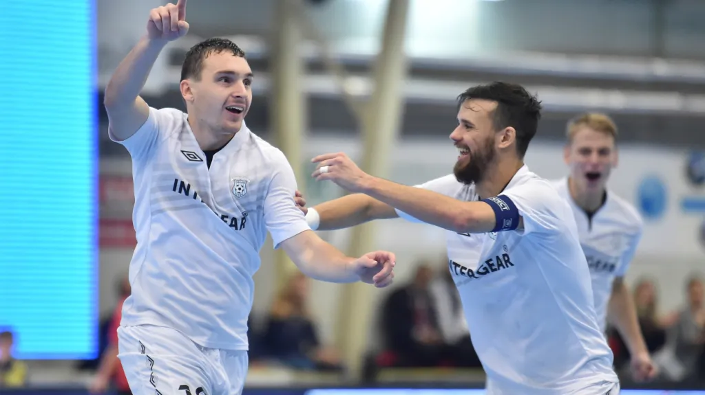 Matěj Slováček z Chrudimi se raduje z gólu