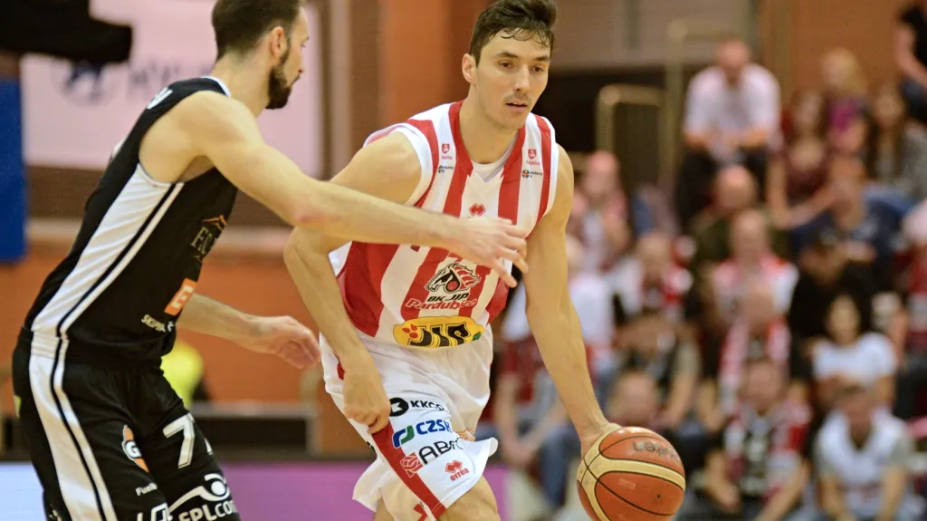 Jiří Welsch (vpravo) v dresu Pardubic