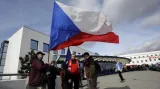 Čeští fanoušci čekají na přílet olympijských medailistů