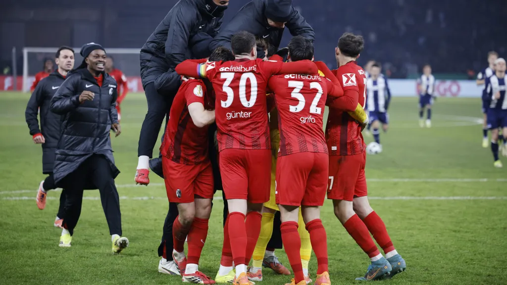 Fotbalisté Freiburgu se radují z výhry