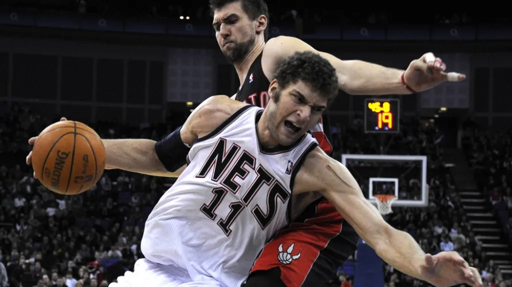Pivot Toronta Andrea Bargnani v utkání s New Jersey