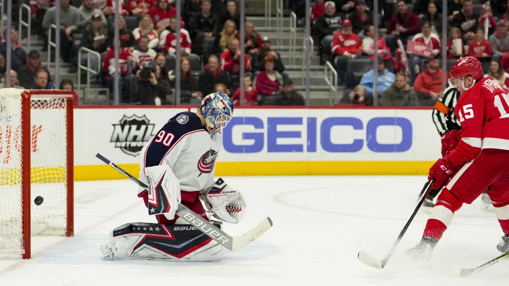 Jakub Vrána z Detroitu dává gól Columbusu