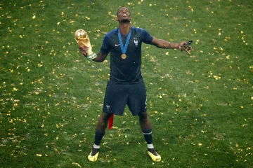 Francouz Paul Pogba s trofejí pro mistry světa