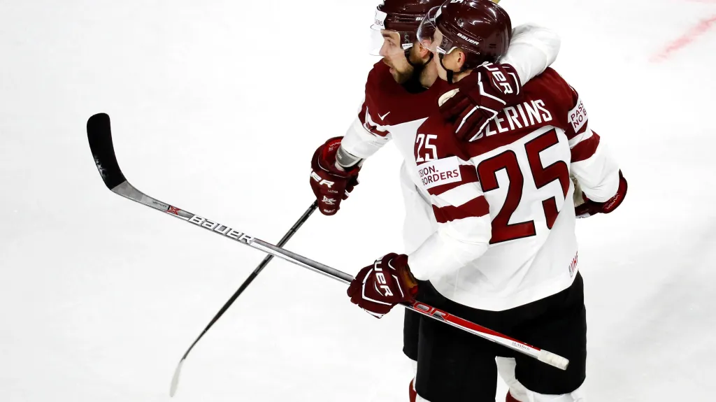 Andris Džerinš slaví gól se spoluhráčem