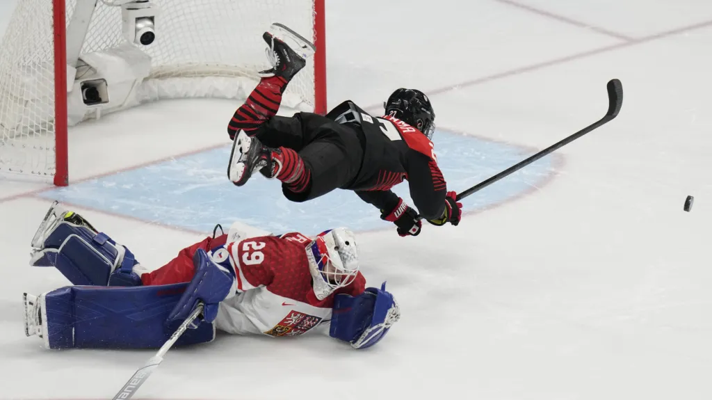 Zákrok české gólmanky Kláry Peslarové v samostatných nájezdech