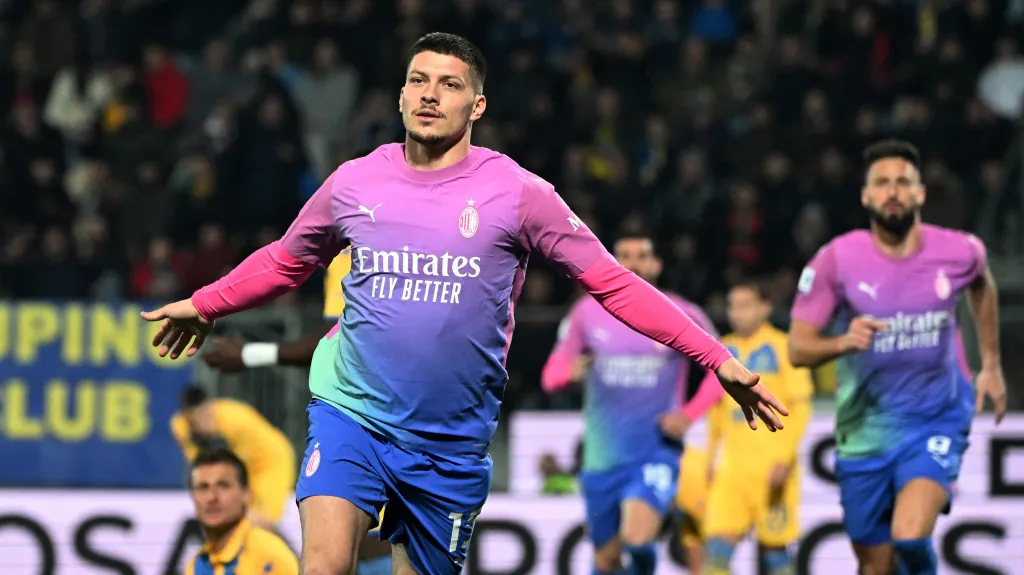 Luka Jovič z AC Milán slaví gól