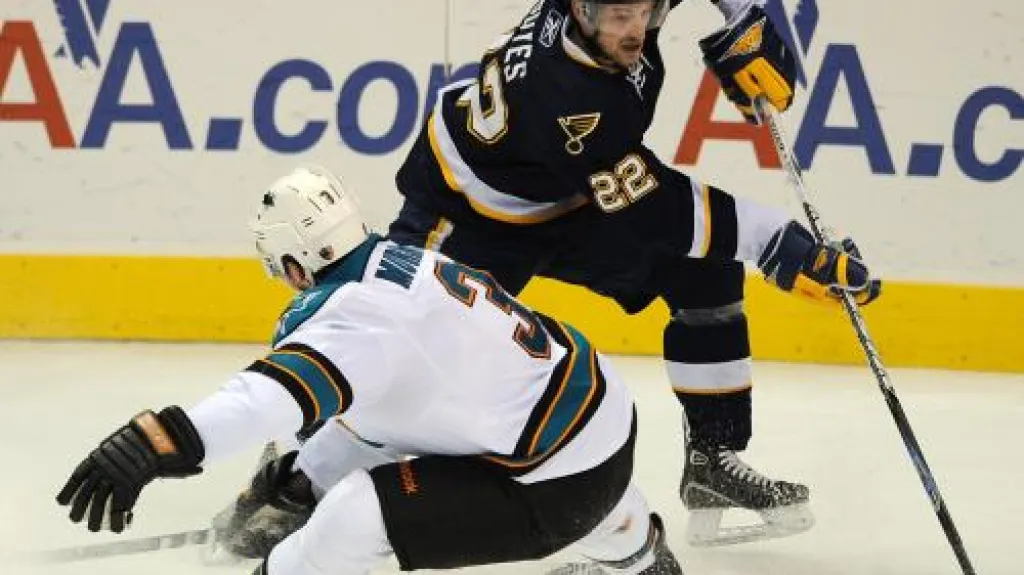 Brad Boyes ze St. Louis Blues a Douglas Murray ze San Jose Sharks