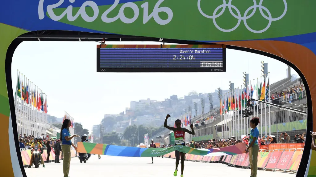 Keňanka Jemima Sumgongová v cíli olympijského maratonu