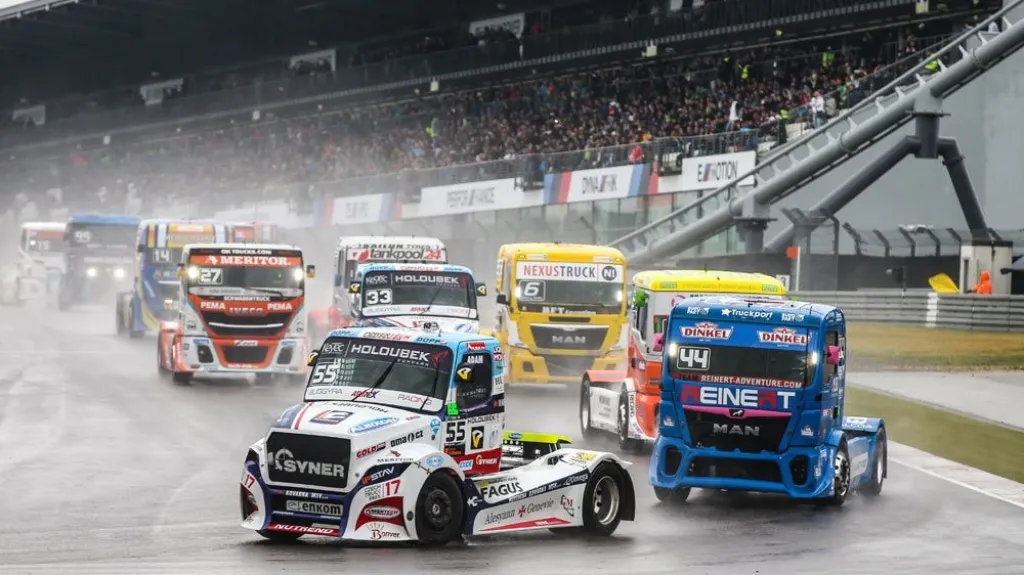 Adam Lacko v čele závodu