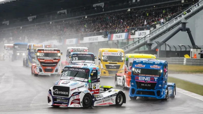 Adam Lacko v čele závodu