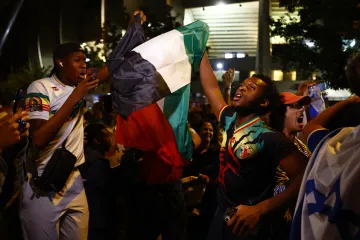 Fanoušci s palestinskými vlajkami po zápase Izraele a Mali