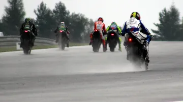 Valentino Rossi si s dalšími jezdci kategorie MotoGP zkouší startovní manévr